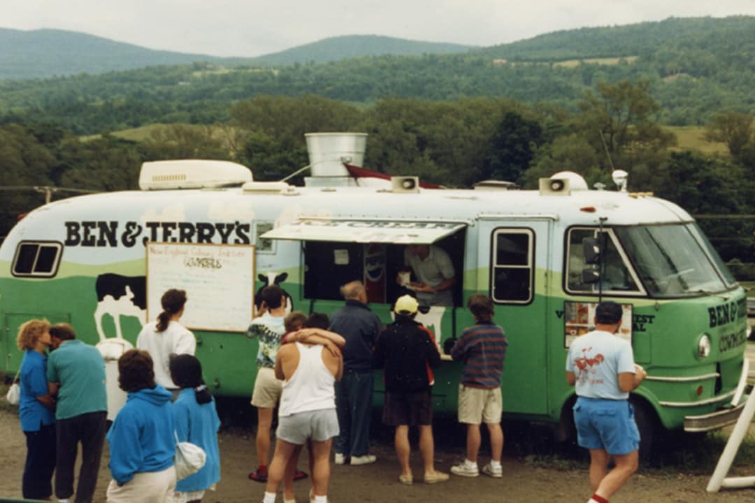 รถบัสลายวัวของ Ben & Jerry's ที่มีผู้คนยืนต่อคิว