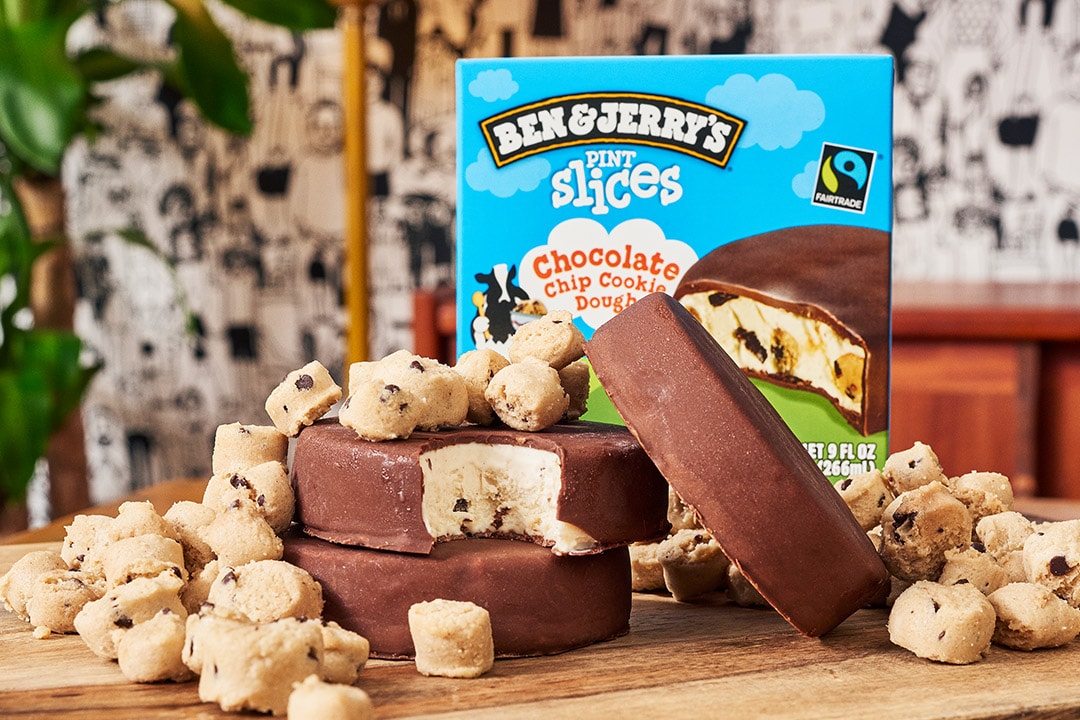 โต๊ะที่เต็มไปด้วย Pint Slices พร้อมโดห์คุกกี้