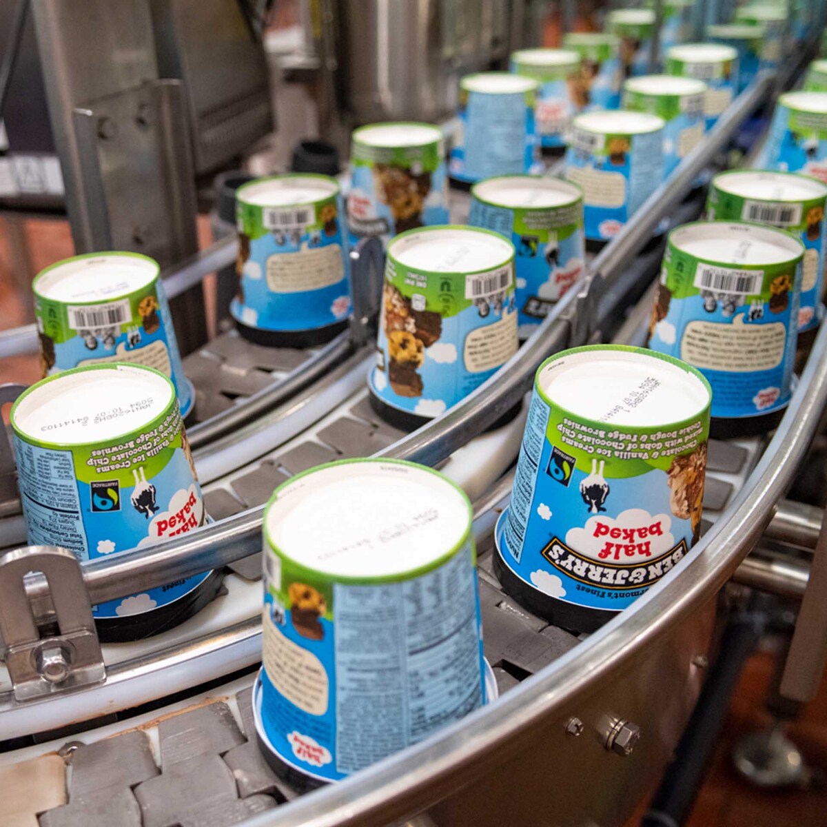 ถ้วยไอศกรีมของ Ben & Jerry's ในสายการผลิตของโรงงาน