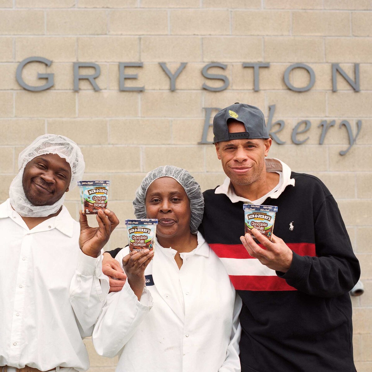 พนักงานของเกรย์สตันเบเกอรี่ถือถ้วยไอศกรีมของ Ben & Jerry's